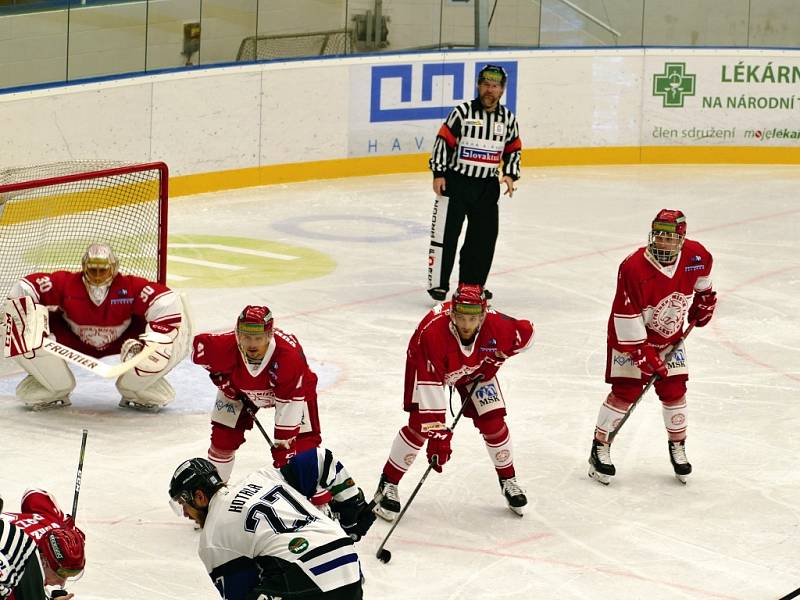 Havířov vs. Frýdek-Místek (v červeném).