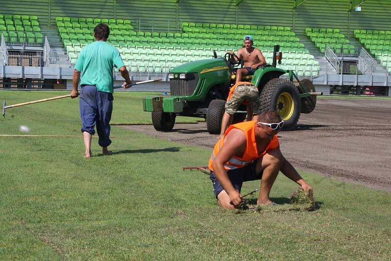 Stavba nového fotbalového stadionu v Karviné finišuje. Kromě dokončovacích prací vně i před areálem dělníci pokládají nový trávník na hřiště. 