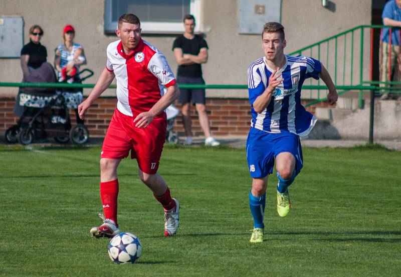 Albrechtice (v modrém) doma přetlačily Orlovou 3:2.