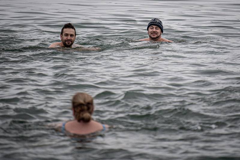 Do vod Kališova jezera v Bohumíně-Šunychlu se na 1. ledna 2022 jako každoročně ponořili otužilci.