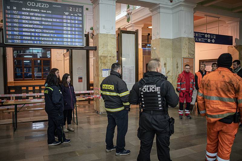 Noční vlakové spoje přivážejí ukrajinské válečné uprchlíky na nádraží, 18. března 2022 v Bohumíně. (vpravo v červením) Ředitel ČČK Karviná Oldřich Gbelec.