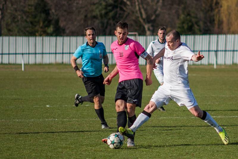 Okresní derby v divizi. Dětmarovice (v bílém) porazily Havířov 1:0.