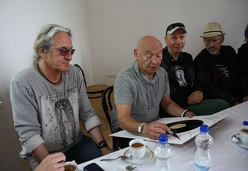 Ve fryštátském Dome PZKO měly v sobotu odpoledne tiskovou konferenci kapely Perfect a T.Love, které večer zahrají na zimním stadiuonu v Karviné společně s českými Chinaski.