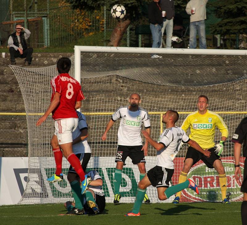 Karvinští fotbalisté (v bílém) porazili v zajímavém derby Třinec 2:1.