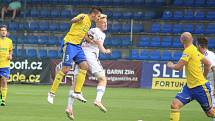 Karvinští fotbalisté (v bílém) vyhráli ve Zlíně jasně 4:1.