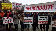 Před Krajským úřadem v Ostravě demonstrují ve čtvrtek dopoledne Orlované. Zastupitelé mají schvalovat restrukturalizaci nemocnic a personálu té orlovské,ani lidem se to nelíbí.