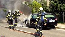 Zásah hasičů při požáru osobního automobilu v Petřvaldě. 