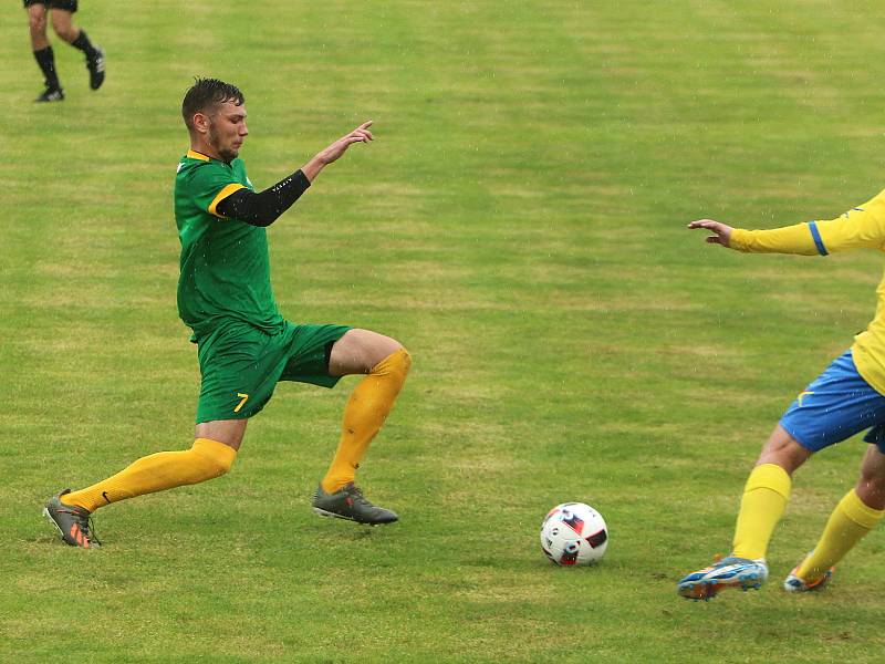 Stonava (žluté dresy) porazila Datyně 2:0.