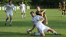 Fotbalové derby mezi Českým Těšínem a Karvinou B (v bílém) bylo vyhrocené.