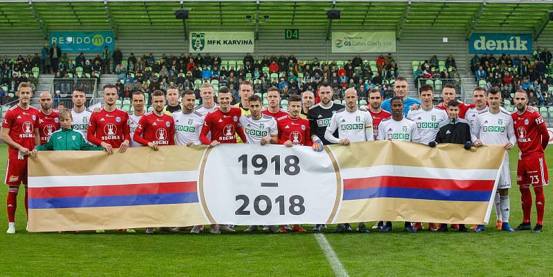 Fotbalisté Karviné (v bílém) ztratili slibně rozehraný zápas s Olomoucí.