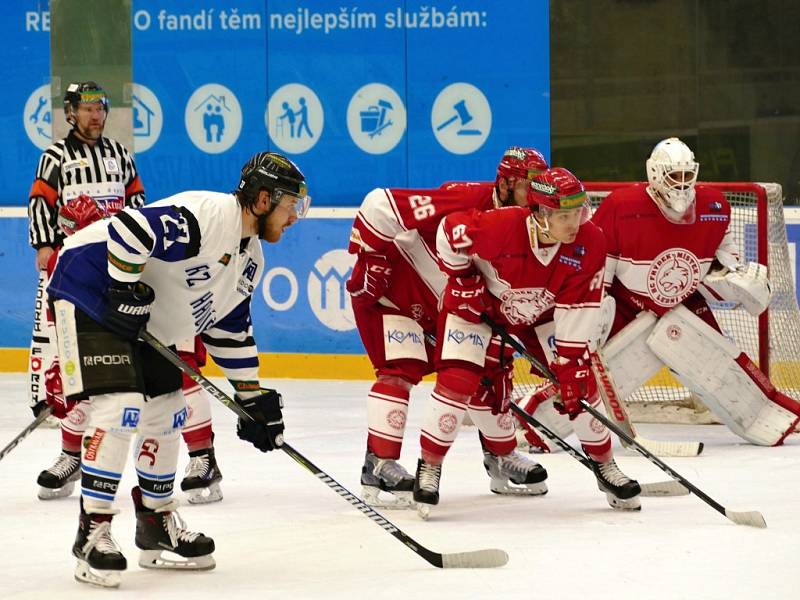 Havířov vs. Frýdek-Místek (v červeném).