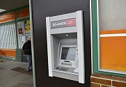 Čtyři české banky spojily síly a od středy začnou sdílet svoje bankomaty.