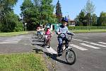 Děti prvního stupně základních škol v Českém Těšíně chodí pravidelně na výuku na dopravní hřiště.