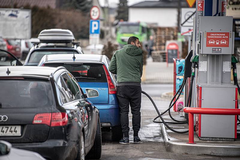 Fronta aut před benzínovou stanicí Orlen, 2. února 2022 v Chalupkách (PL). Motoristé využívají nízkých cen pohonných hmot.