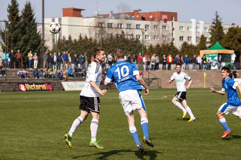 Z utkání Karviná (v bílém) - Vlašim 2:0.