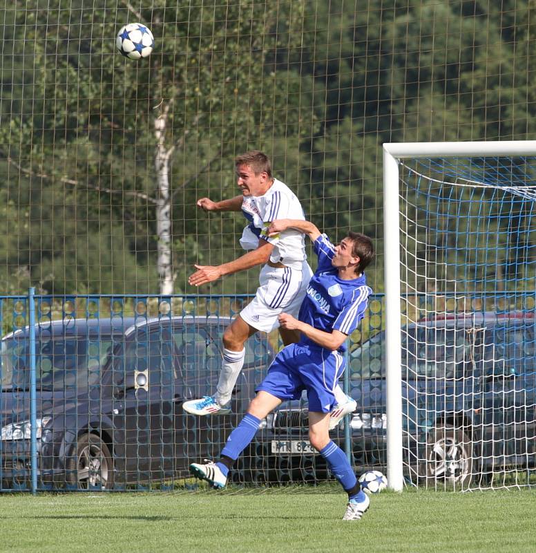 Sobotní fotbalové odpoledne v Petrovicích. V poháru postoupil Frýdek (v bílém).