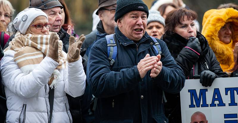 Demonstrace za záchranu nemocnice v Orlové na Karvinsku před zasedáním krajského zastupitelstva.