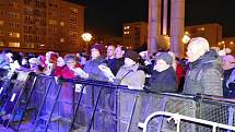 V Havířově zaplnili lidí, kteří si ve středu večera přišli zazpívat společně koledy, celé náměstí, podle odhadu jich byl o přes tisíc.