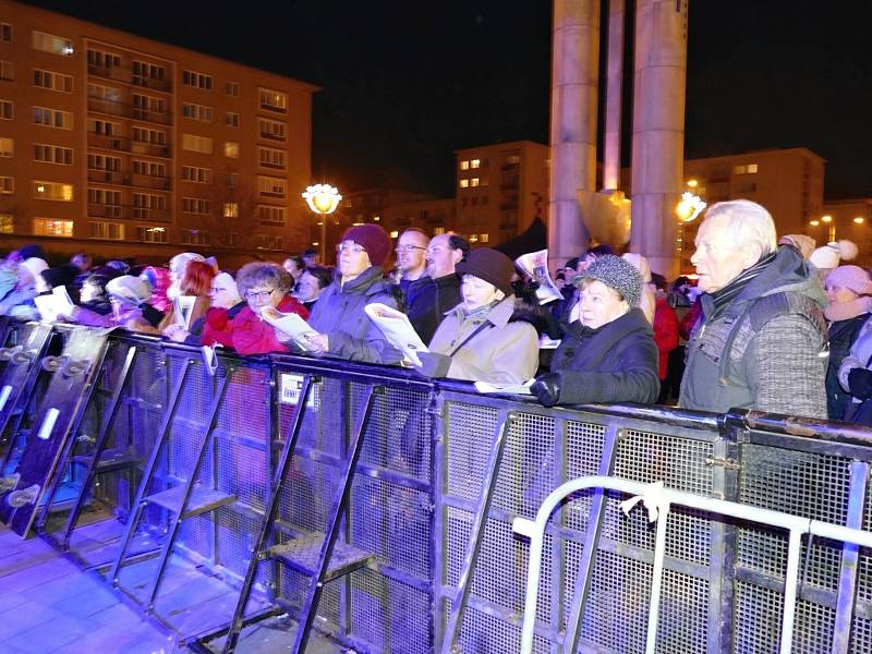 V Havířově zaplnili lidí, kteří si ve středu večera přišli zazpívat společně koledy, celé náměstí, podle odhadu jich byl o přes tisíc.