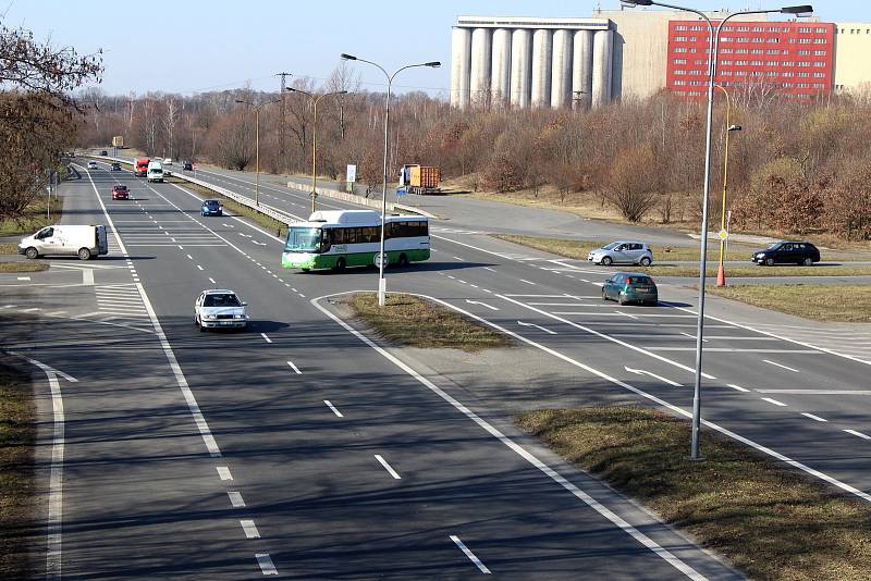 V této křižovatce dochází ke kolizím při odbočování na Šumbark, nebo při vyjíždění ze Šumbarku.