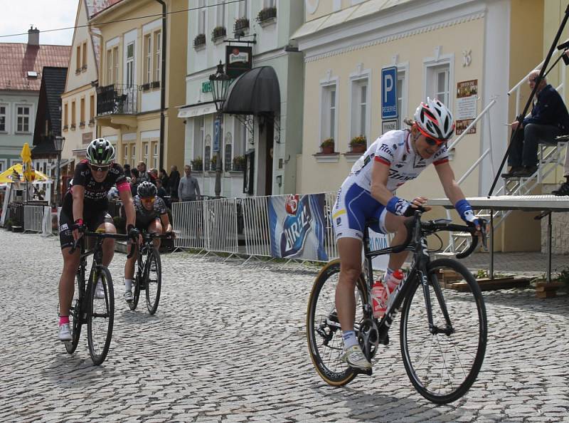 Cyklistky dojíždějí do cíle úvodní etapy.