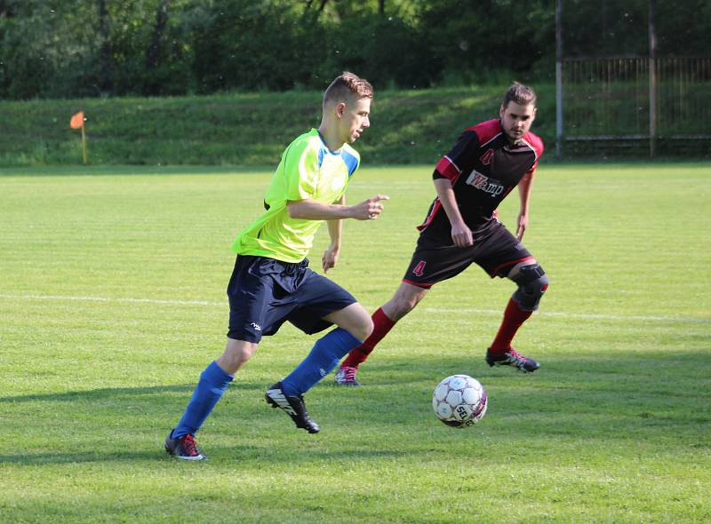 Fotbalisté Gascontrolu (světlé dresy) při derby s Těrlickem.