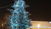 V Rychvaldu stojí vánoční strom na prostranství před kulturním domem.
