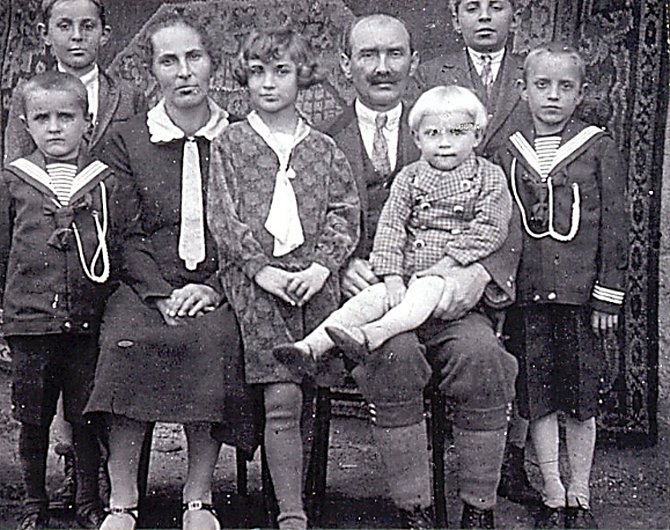 Rodinná fotografie z roku 1931. Zprava Jan, Rudolf, tatínek Antonín s Karlem v náručí, Marta, maminka Anna, Oto, Toník.