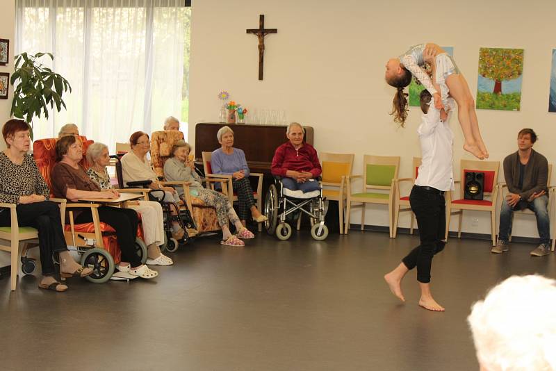 Taneční škola Happy Day Dance z Ostravy se představila seniorům z domova GrandPark v Havířově.