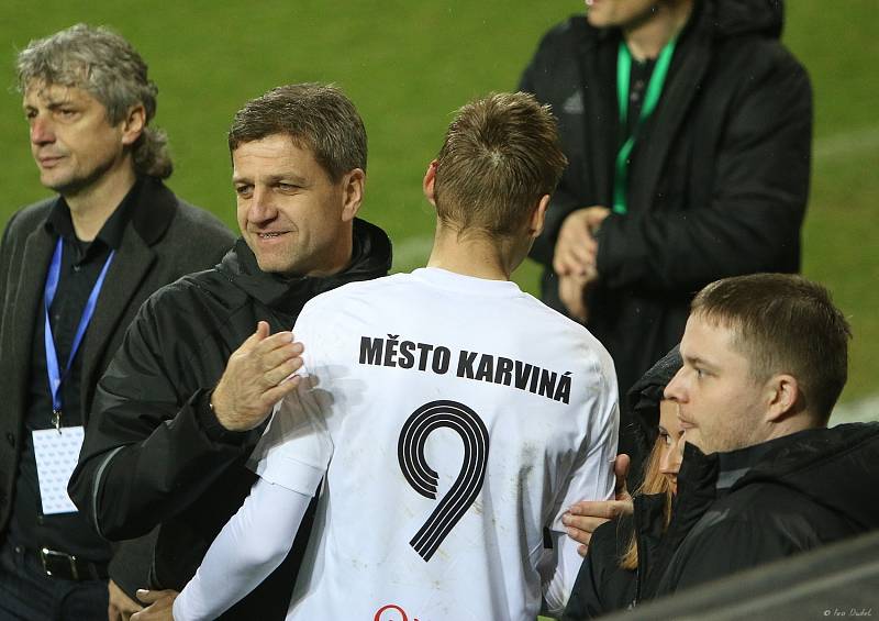 V posledním utkání 19. kola nejvyšší fotbalové soutěže porazili Karvinští (v bílém) Zlín 1:0.