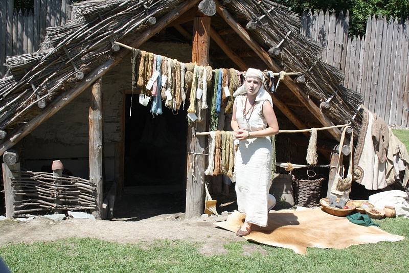 Oslavy svátku Cyrila a Metoděje byly v Archeoparku v Chotěbuzi plné zábavy i poučení o dávných dobách a bavili se tady děti i dospělí.