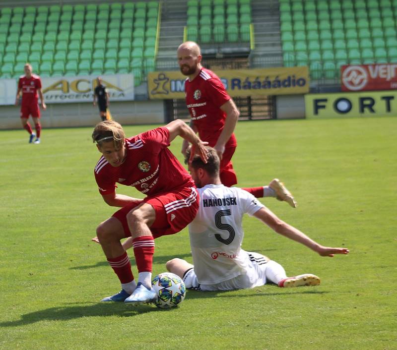 Fotbalisté Karviné (v bílém) remizovali s Třincem 1:1.