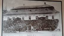Ropice. Zámek na historickém snímku z roku 1905.