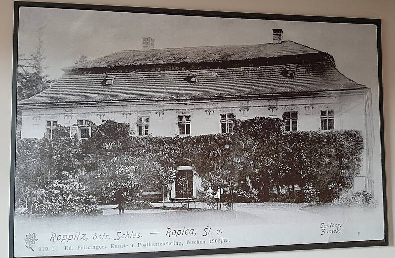 Ropice. Zámek na historickém snímku z roku 1905.