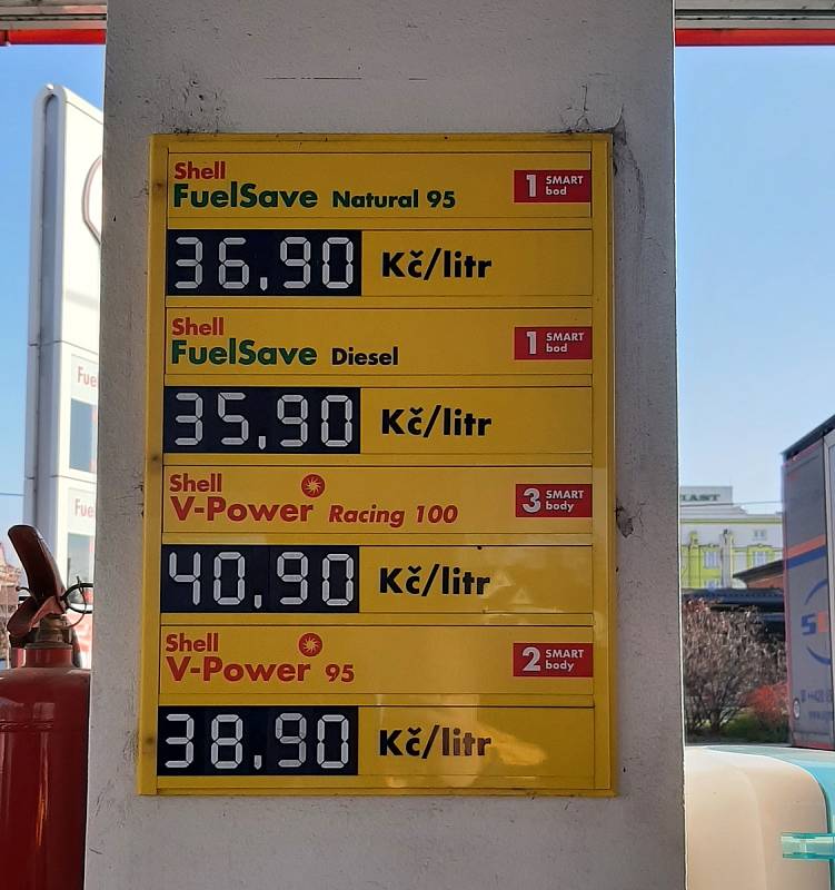 Řidiči z příhraničí mohou výhodně tankovat v Polsku, kde jsou pohonné hmoty levnější o 3 až 6 korun za litr. Na snímku ceny benzinky v Českém Těšíně.