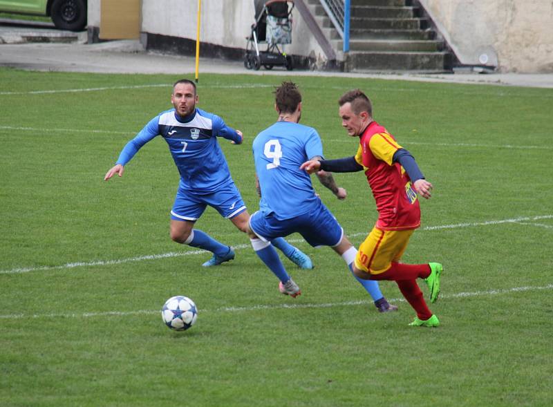 Havířovští fotbalisté (v modrém) zdolali Frýdlant rozdílem dvou branek.