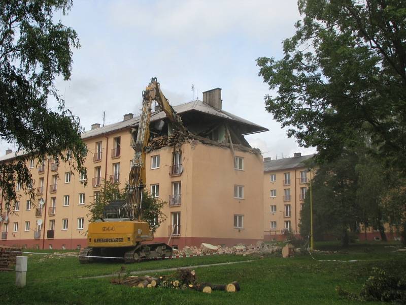 Demolice střechy a bytu v domě, který poškodil výbuch plynu. 