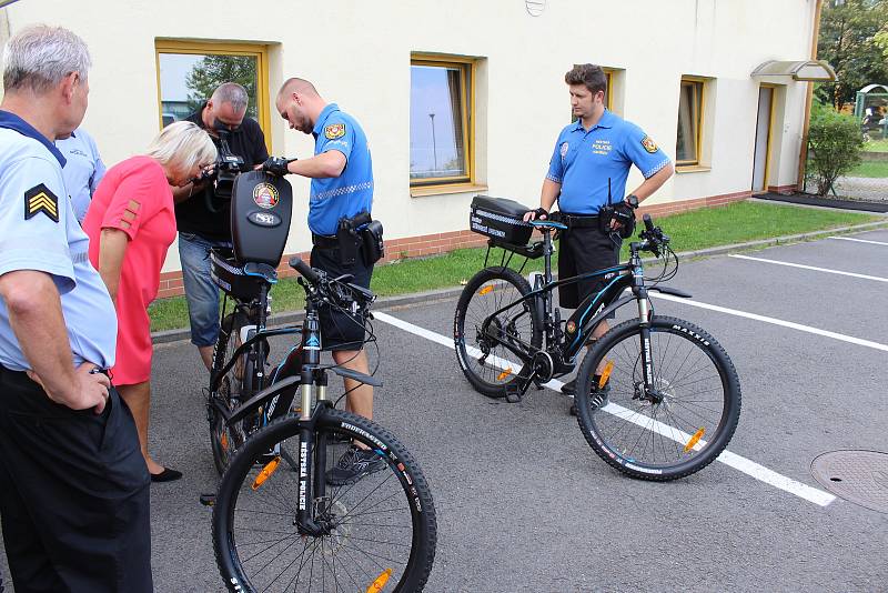 Cyklohlídky havířovské městské policie využívají nová elektrokola.