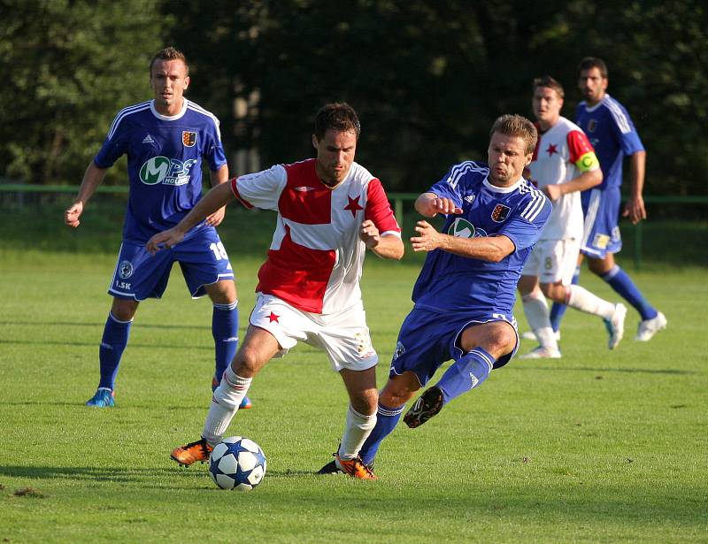 Orlovští fotbalisté (sešívané dresy) remizovali doma smolně s Prostějovem 2:2.