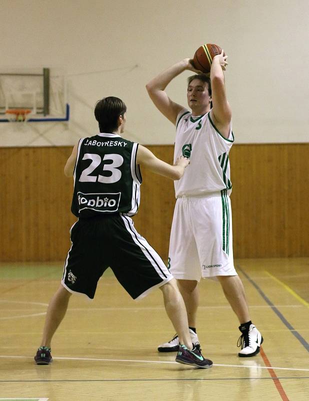 Basketbalisté Karviné (v bílém) zvládli víkend proti těžkým soupeřům z Brna.