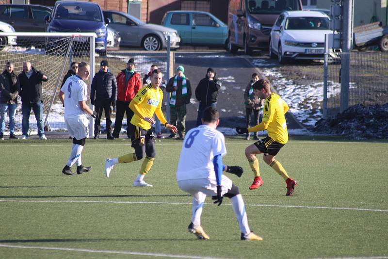 Karvinští fotbalisté (ve žlutém) hráli s Niepolomicemi 0:0.