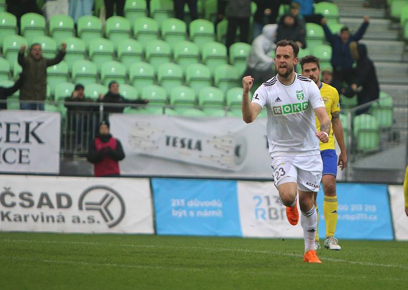 Karvinští fotbalisté (v bílém) dokázali v sobotu přehrát Zlín 2:0.