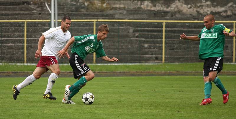 Karvinští fotbalisté (v zeleném) zdolali Mikulovice 3:1.