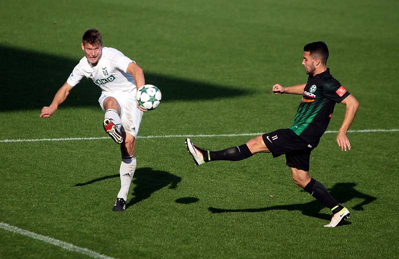 Karvinští fotbalisté (v bílém) si doma poradili s Příbramí 2:0 a polepšili si na 13 bodů.