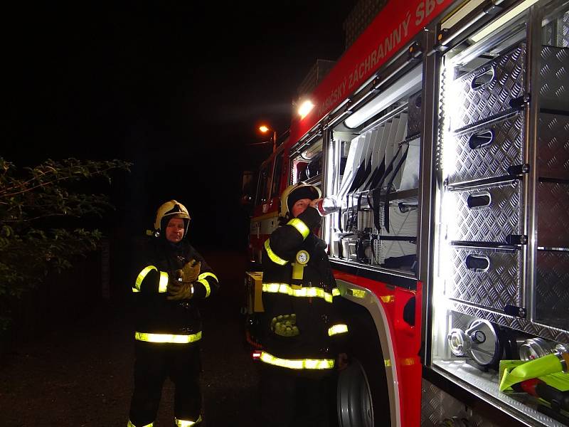 Sedm jednotek hasičů zasahovalo od sobotního večera do nedělního rána u požáru zemědělského skladu v Dolní Lutyni.