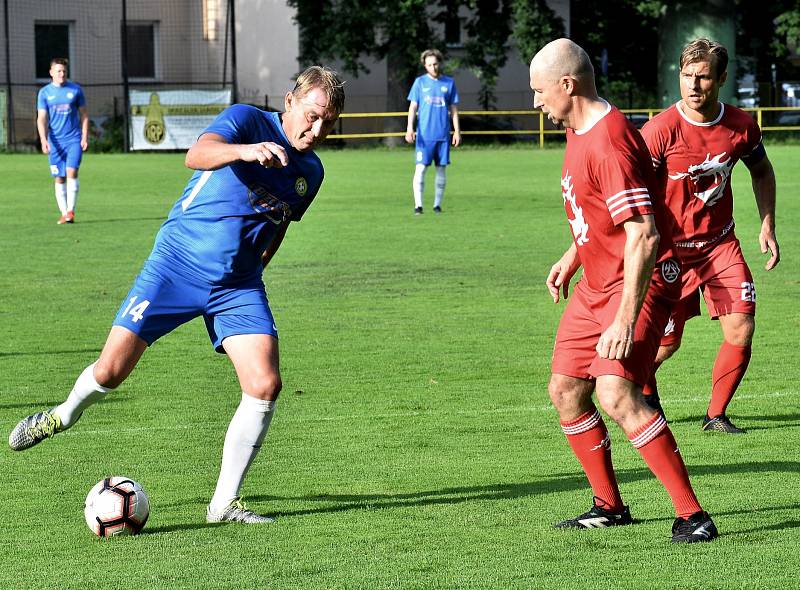 Českotěšínští fotbalisté si zahráli fotbálek s třineckými hokejisty.