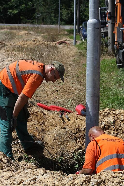 Stavba nového veřejného osvětlení v ulicích Farská a U Kostela v Bludovicích. 