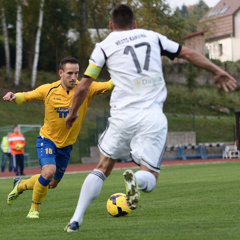 Z utkání Varnsdorf - Karviná (v bílém).