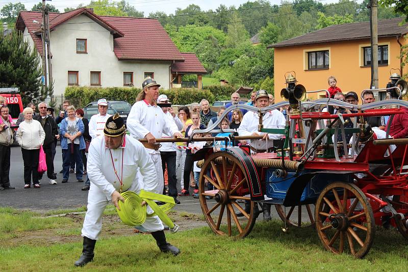 O Pohár hasičských veteránů se v Dolních Marklovicích utkalo osm týmů z České republiky i z Polska.