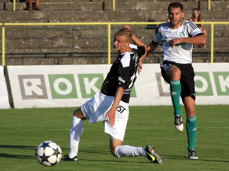 Karvinští fotbalisté (v bílém) zdolali doma Hradec 2:1.